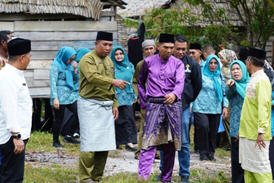 Wabup Lingga Salurkan 30 Bibit Kelapa di Desa Kelumu, Sinergi TP PKK dan Dinas Pertanian Dorong Ketahanan Pangan dan Cegah Stunting