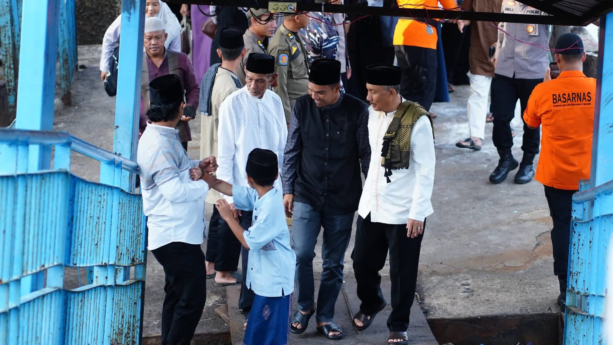 Safari Ramadhan Hari Ke-9, Wakil Bupati Lingga Salurkan Bantuan untuk Duafa dan Yatim di Penuba | F. Diskominfo Lingga