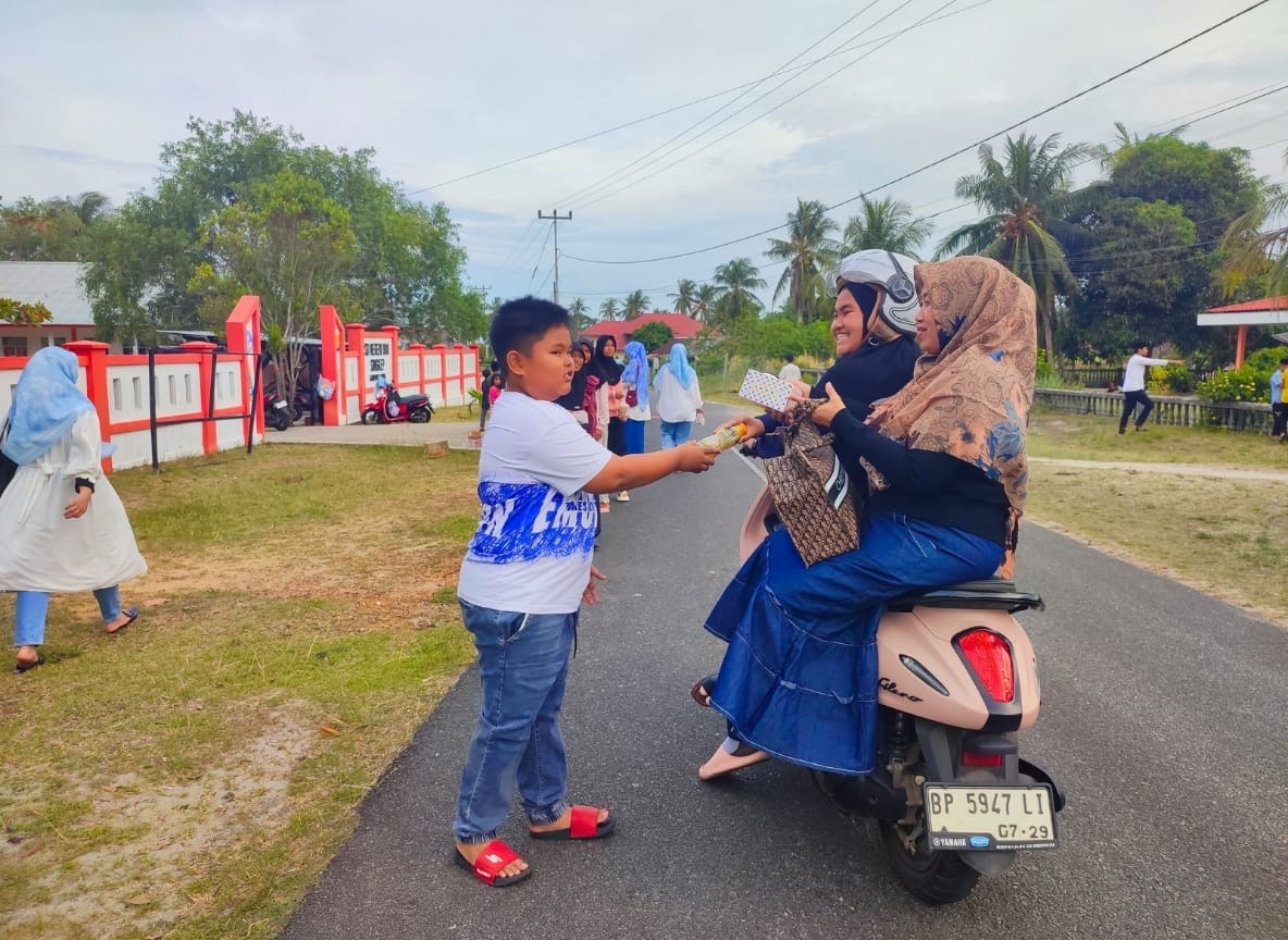SDN 008 Singkep Berbagi Takjil di Bulan Ramadan, Tanamkan Nilai Kepedulian Sejak Dini | F. Redaksi