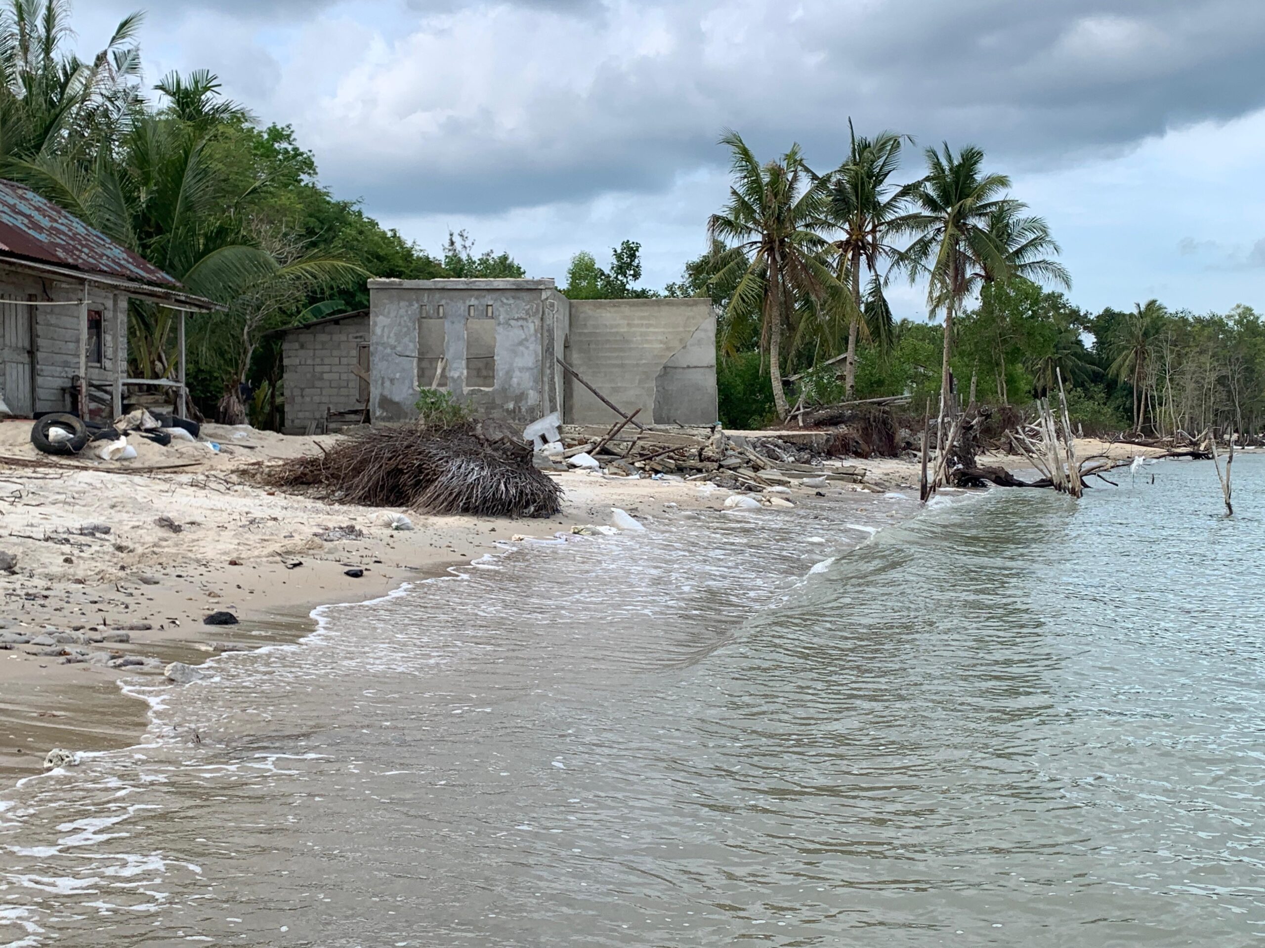 Abrasi Pantai Terjang Deretan Pesisir Pantai MIN Kampung Boyan, Satu Bangunan Warga Dilaporkan Roboh | F. Penulis