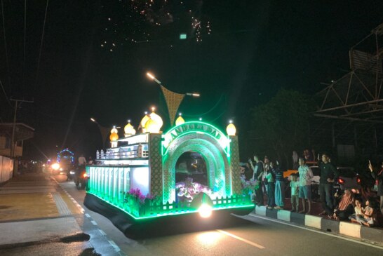 Malam Takbiran di Dabo Singkep Semarak dengan Pawai dan Cahaya Lampu Likuran