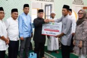 Safari Ramadhan di Bakung Serumpun, Bupati dan Wabup Lingga Serahkan Bantuan untuk Yatim dan Lansia