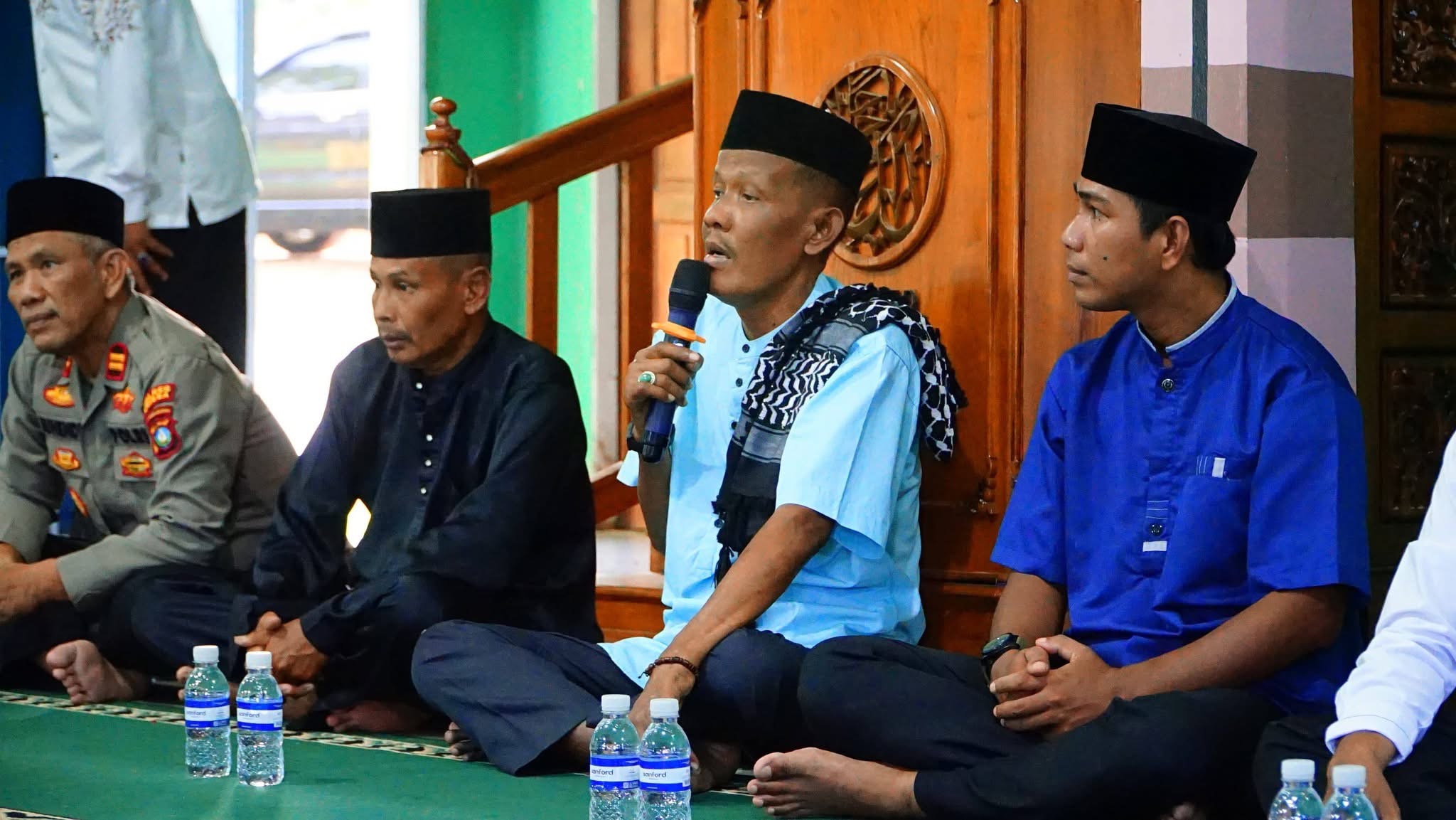 Sekda Lingga Safari Ramadhan di Desa Bukit Harapan, Salurkan Bantuan untuk Anak Yatim dan Lansia | F. Diskominfo Lingga