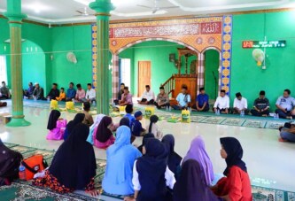 Sekda Lingga Safari Ramadhan di Desa Bukit Harapan, Salurkan Bantuan untuk Anak Yatim dan Lansia