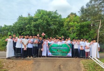 Santri Darul Iman Berbagi Takjil di Bulan Ramadan, Tebar Kepedulian untuk Masyarakat