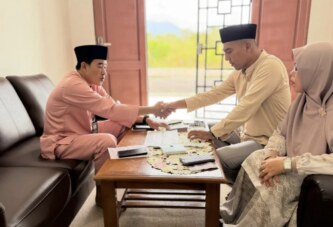 Wakil Bupati Lingga Bayar Zakat Fitrah dan Zakat Penghasilan Melalui BAZNAS