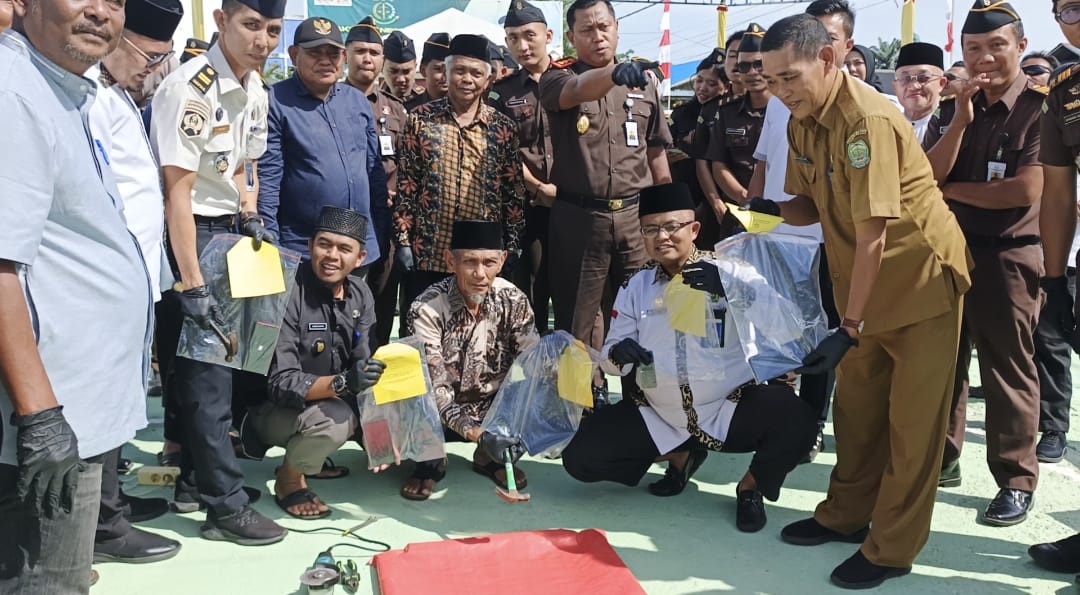Kejari Lingga Musnahkan Barang Bukti Perkara Inkracht, Sabu hingga Handphone Dihancurkan | F. Redaksi
