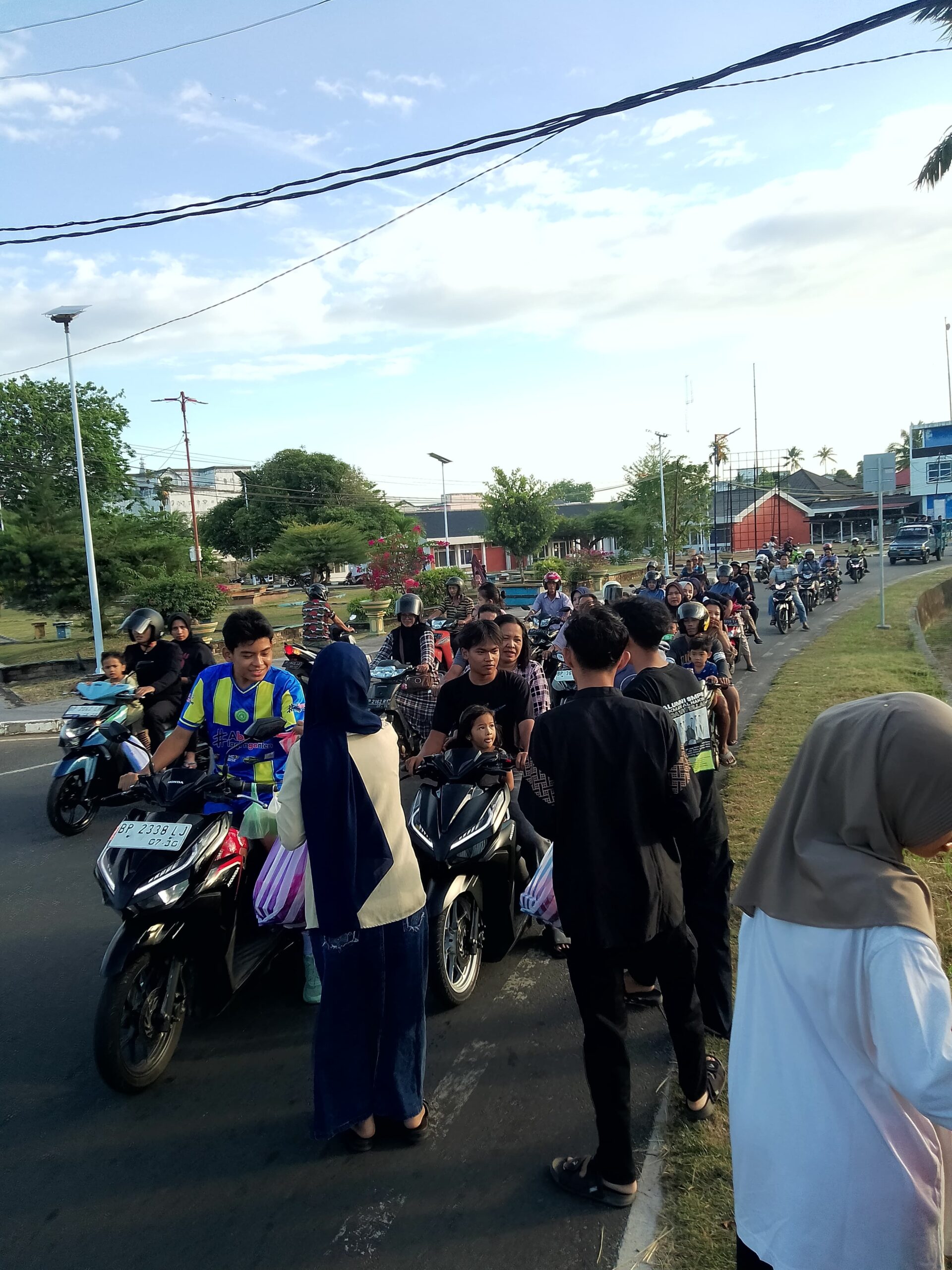 Siswa MA Al-Barakah Singkep Berbagi Takjil di Dua Lokasi, Wujud Kepedulian Sosial di Bulan Ramadan | F. Penulis