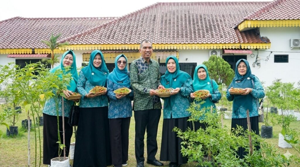 TP PKK Lingga Gelar Panen Cabai, Dorong Ketahanan Pangan Keluarga | F. Redaksi