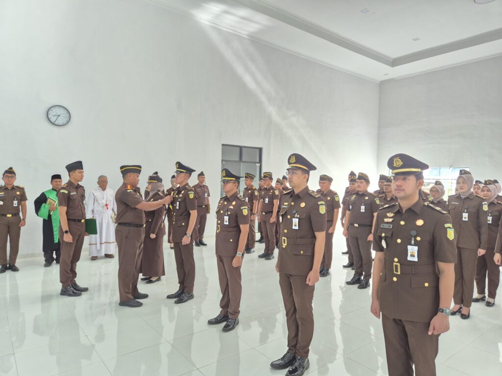 Lantik Lima Kasubsi Baru, Kajari Lingga Tekankan Adaptasi dan Soliditas | F. Redaksi   