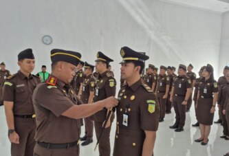 Lantik Lima Kasubsi Baru, Kajari Lingga Tekankan Adaptasi dan Soliditas