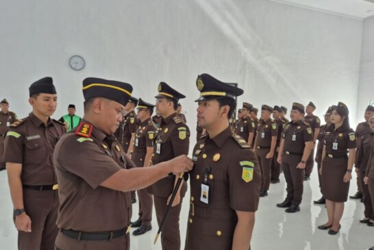 Lantik Lima Kasubsi Baru, Kajari Lingga Tekankan Adaptasi dan Soliditas