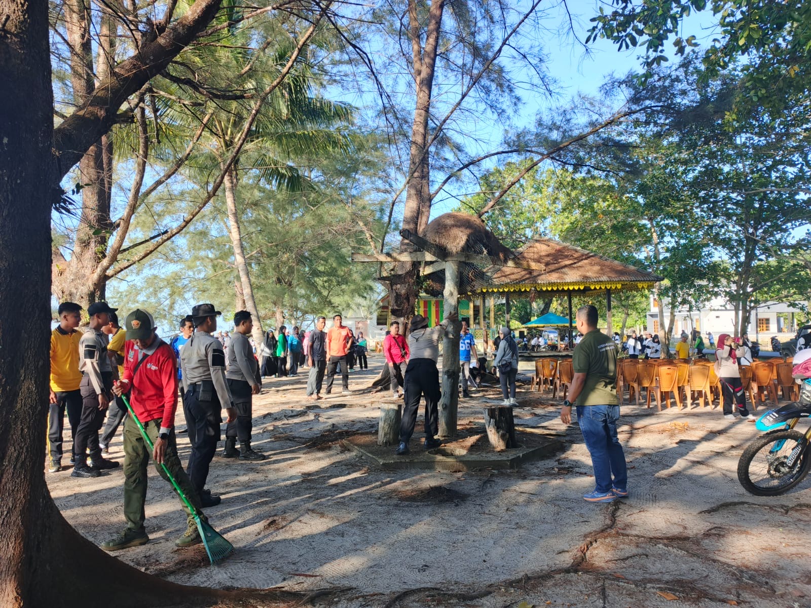 Gotong Royong 700 Orang Bersihkan Pantai Batu Berdaun, Kejari Lingga Ajak Jaga Wisata | F. Redaksi
