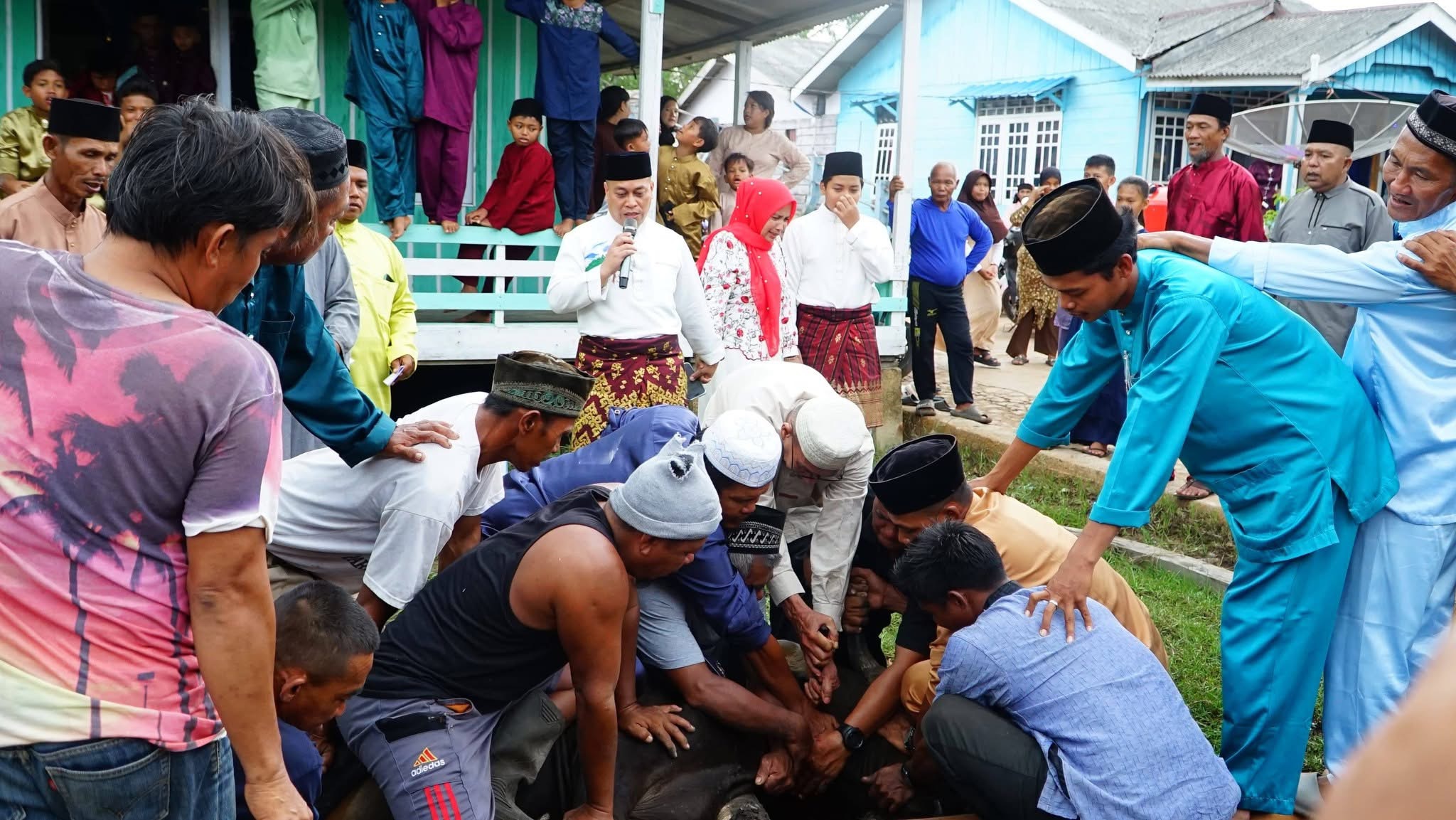 Bupati Nizar Sholat Idul Adha di Dusun Senempek, Serahkan Kurban dan Pererat Silaturahmi dengan Warga | F. Diskominfo Lingga