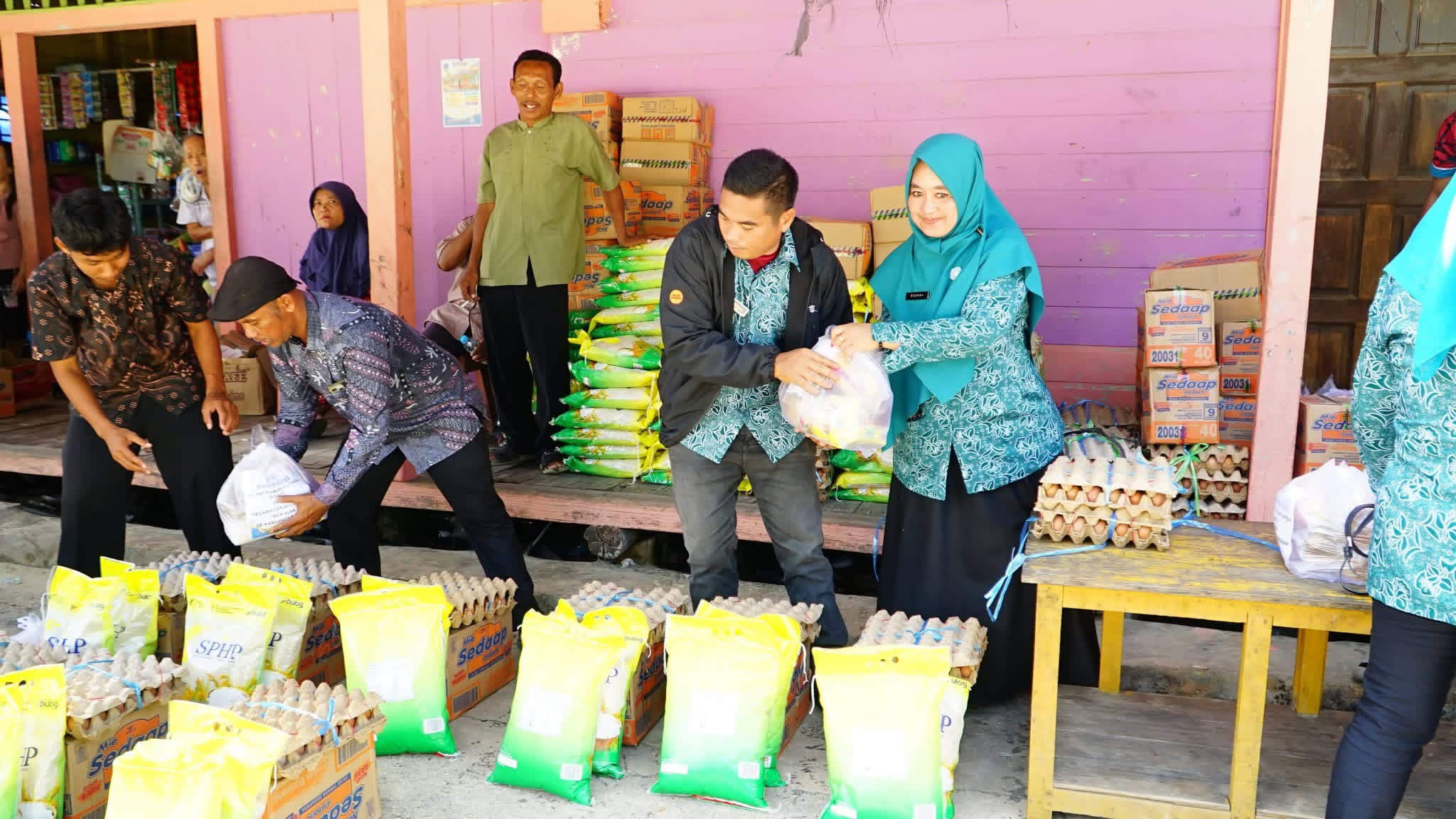 TP PKK Kabupaten Lingga Salurkan 81 Paket Sembako untuk Korban Puting Beliung di Tanjung Kelit | F. Diskominfo Lingga