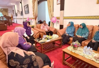 TP Posyandu Lingga Berikan Penghargaan kepada Kecamatan Terbaik Pelaksanaan Posyandu 6 SPM Tahun 2026