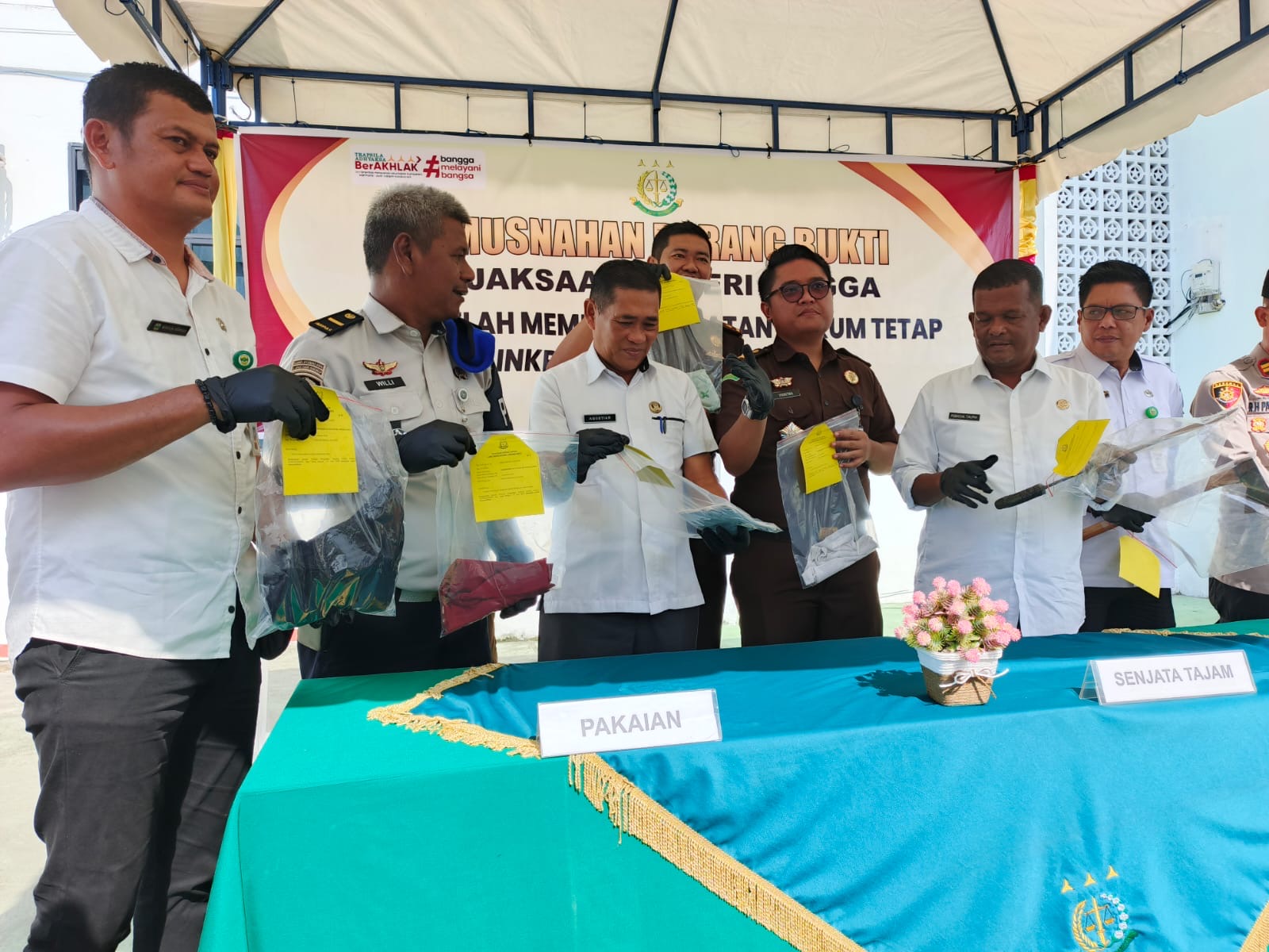 Kejari Lingga Musnahkan Barang Bukti Tiga Perkara Pidana yang Telah Inkrah | F. Redaksi