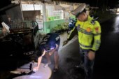 Lakalantas Maut, Pengendara Motor Tabrak Kendaraan Roda Tiga yang Sedang Parkir